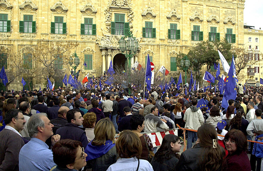 Crowds gather in front of the Maltese Prime Minister’s residence (Valletta, 9 March 2003)
