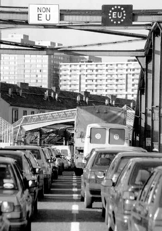 Fahrzeuge an der Grenze zwischen Polen und Deutschland (Frankfurt (Oder), 26. März 1995)