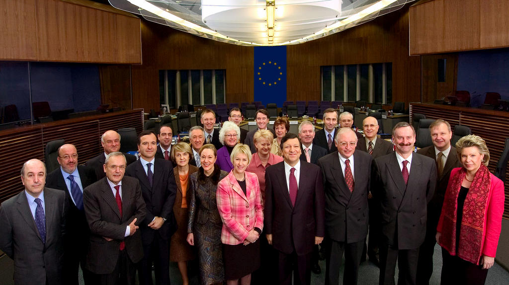Photo de famille de la Commission Barroso (Bruxelles, 2 février 2005)