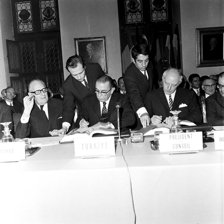 Signature du protocole additionnel annexé à l'accord créant une association entre la CEE et la Turquie (Bruxelles, 23 novembre 1970)