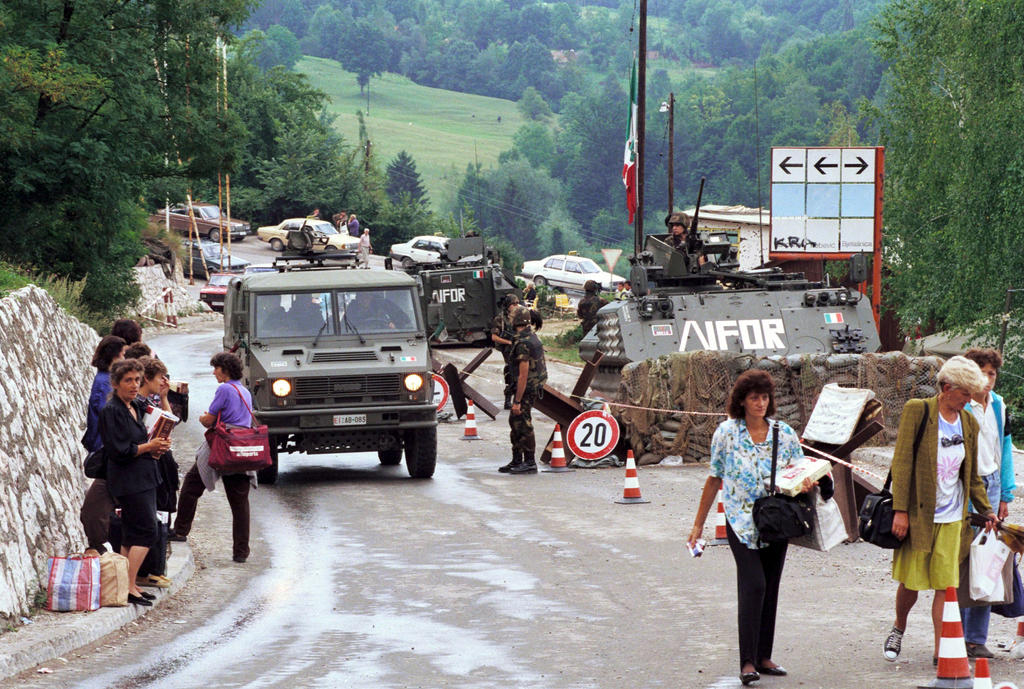 Italian troops at a checkpoint (Sarajevo, 12 August 1996)