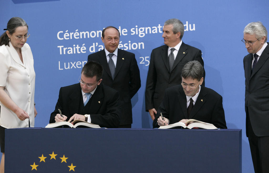 Signature par la Roumanie du traité d'adhésion à l'Union européenne (Luxembourg, 25 avril 2005)