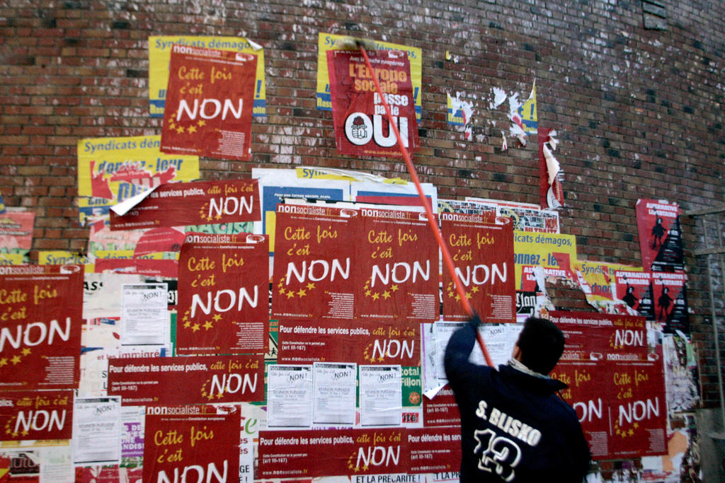Affiche collée par un militant du Parti socialiste appelant à voter "oui" au référendum sur la Constitution européenne (Paris, 19 avril 2005)