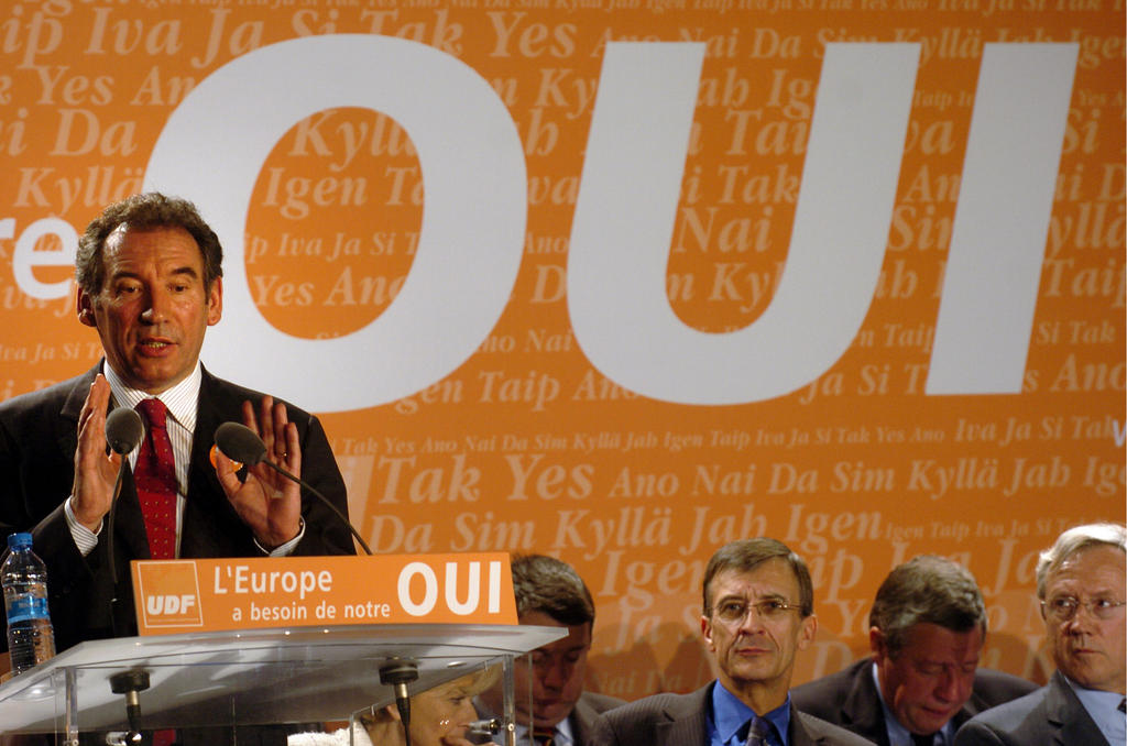 François Bayrou s'exprimant en faveur du "oui" lors d'un meeting de campagne (Lyon, 14 avril 2005)