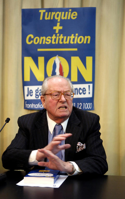 Jean-Marie Le Pen s'exprimant en faveur du "non" (Saint-Cloud, 7 avril 2005)