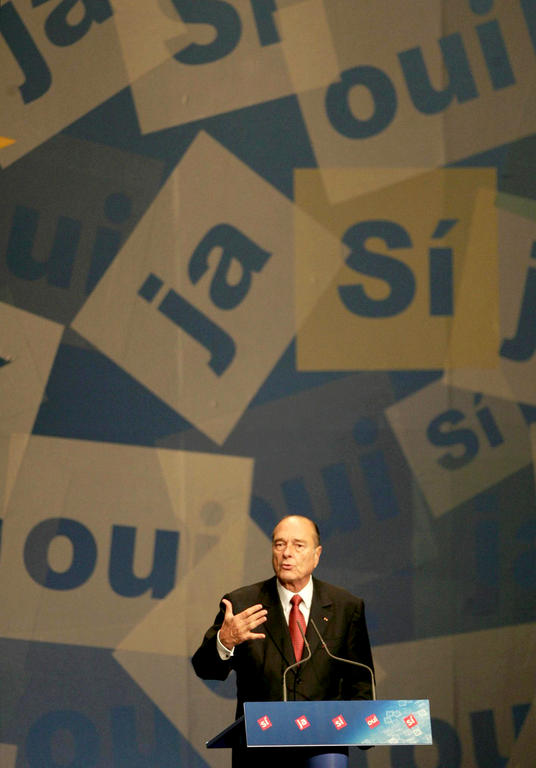Jacques Chirac s'exprimant en faveur du "oui" lors d'un meeting (Barcelone, 11 février 2005)