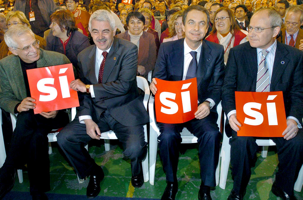 Josep Borrell Fontelles, Pasqual Maragall i Mira, José Luis Rodríguez Zapatero et José Montilla Aguilera soutenant le "oui" à la Constitution européenne (Cornellà de Llobregat, 17 février 2005)