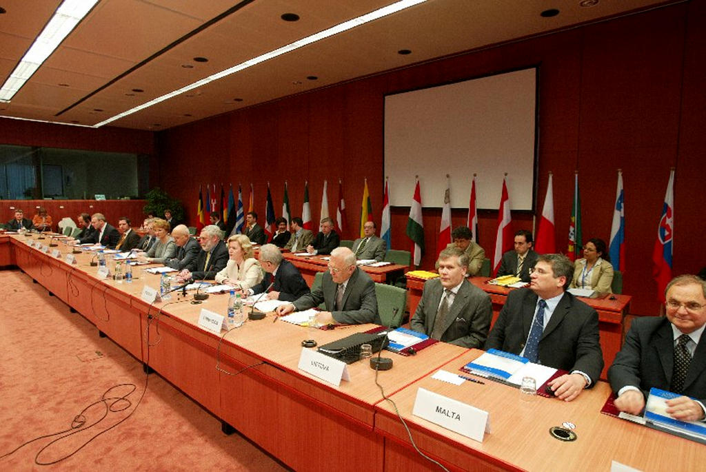 Approbation des programmes de développement en faveur des dix nouveaux pays membres (Bruxelles, 23 juin 2004)