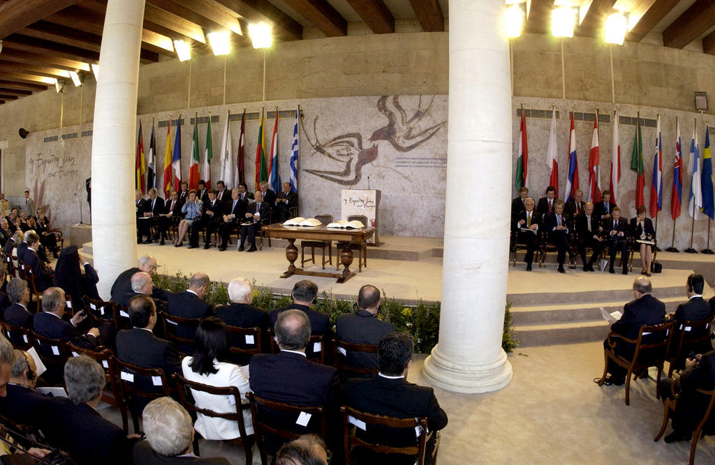 Vue générale de la salle de signature du traité d'adhésion (Stoa d'Attalos, 16 avril 2003)