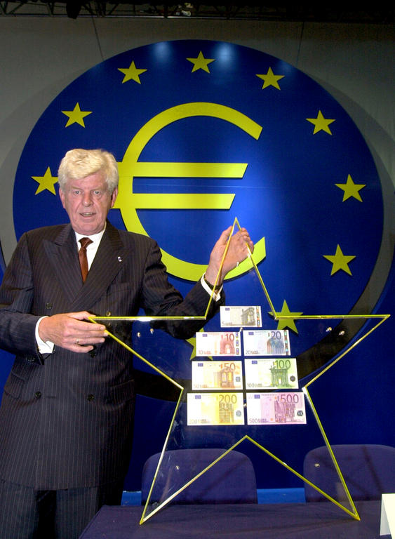 Wim Duisenberg présente les billets de banque en euros (Francfort, 30 août 2001)