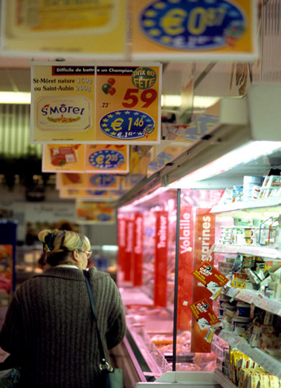Dual display of prices in euros and in national currency in a supermarket (2001)