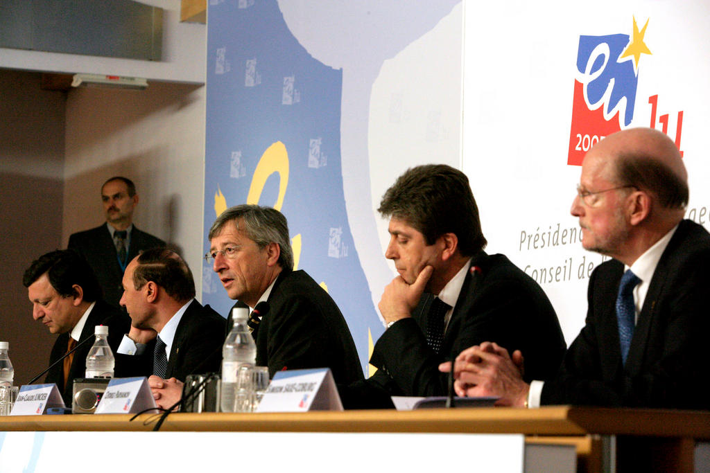 José Manuel Barroso, Traian Basescu, Jean-Claude Juncker, Gueorgui Parvanov et Siméon de Saxe-Cobourg-Gotha (Luxembourg, 25 avril 2005)