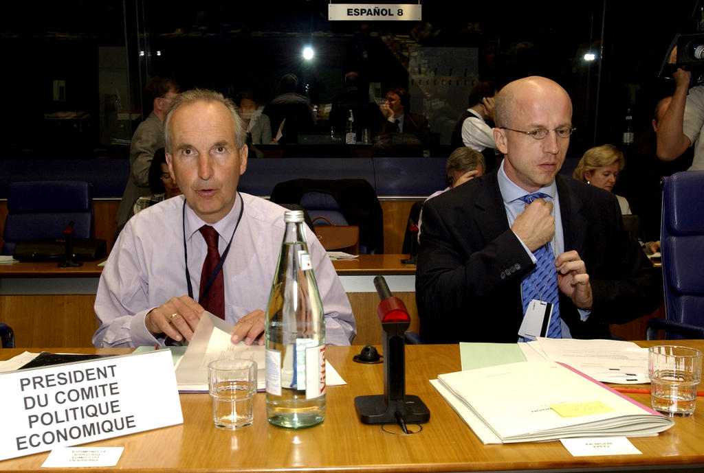 Le président du comité de politique économique lors d'une réunion du Conseil Ecofin (Luxembourg, 3 juin 2003)