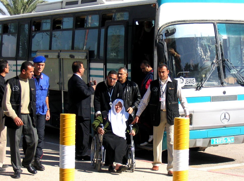 Arrivée du premier bus au point de passage de Rafah (25 novembre 2005)