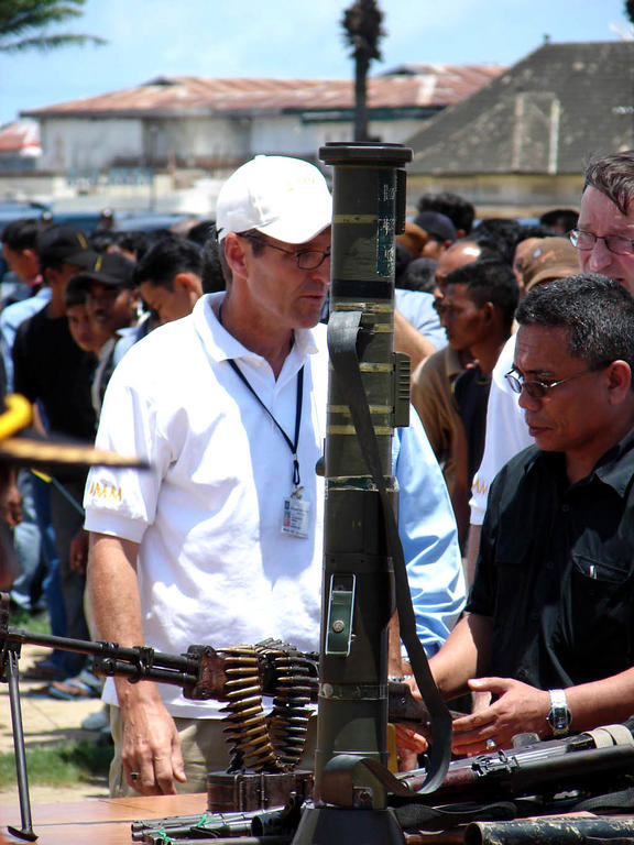 Erste Entwaffnung im Rahmen der EU-Beobachtermission in Aceh (15. September 2005)