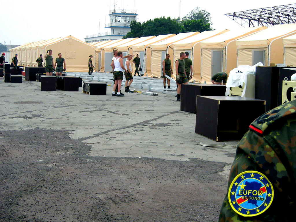 Installation du camp de NDolo, quartier général de l'EUFOR RD Congo (14 juillet 2006)