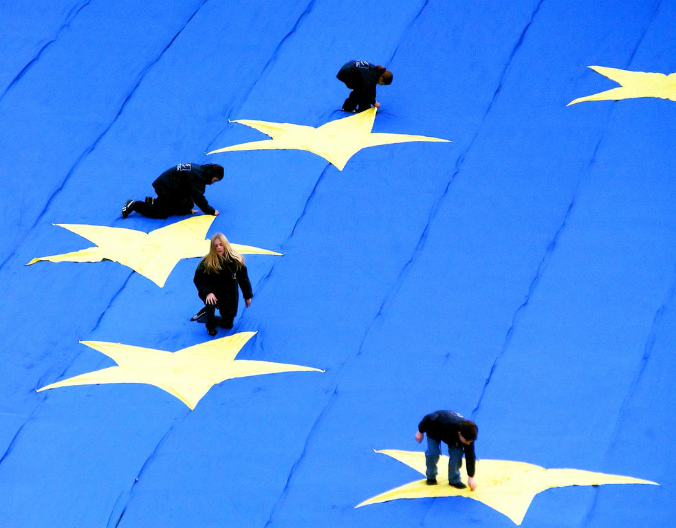 Déploiement des étoiles d'un drapeau européen géant (Strasbourg, 16 novembre 2005)
