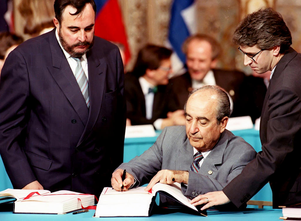 Konstantinos Mitsotakis signs the Agreement on the European Economic Area (Oporto, 2 May 1992)