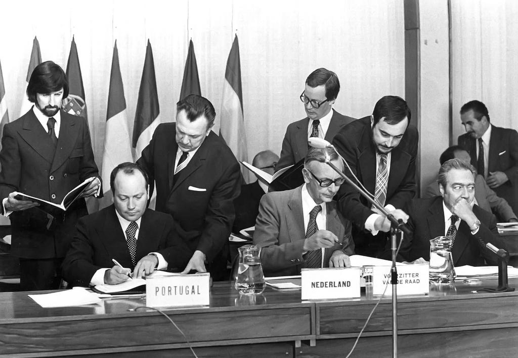 Signature de deux protocoles à l'accord commercial entre le Portugal et la CEE (Bruxelles, 20 septembre 1976)