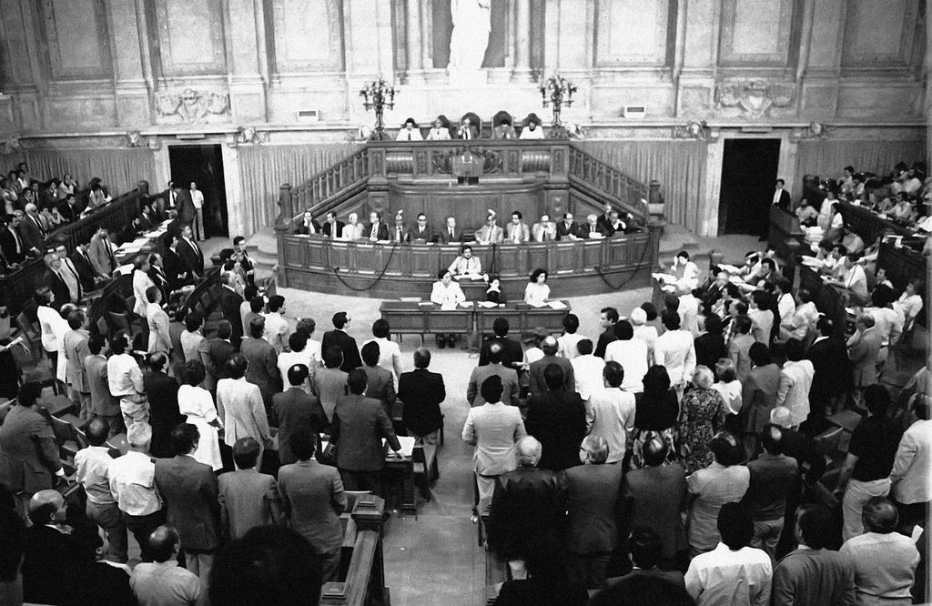 La ratification par l'Assemblée de la République du traité d'adhésion du Portugal aux Communautés européennes (Lisbonne, 10 juillet 1985)