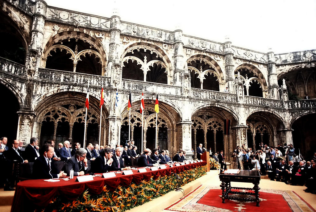 La cérémonie de signature du traité d'adhésion du Portugal aux Communautés européennes (Lisbonne, 12 juin 1985)