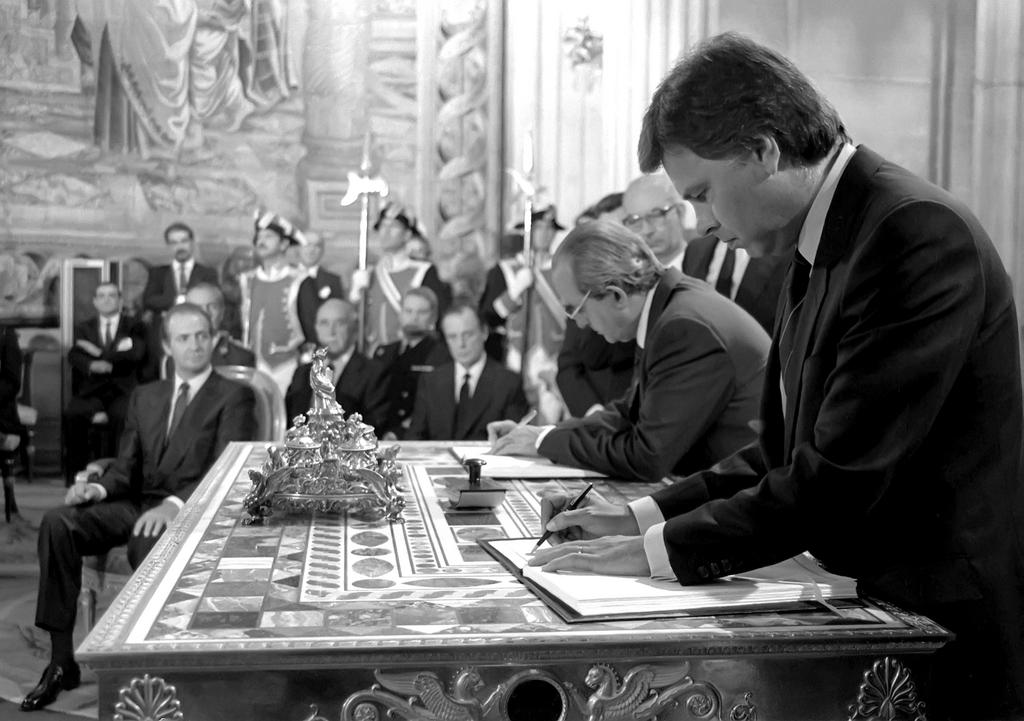 Felipe González y Fernando Morán firman el Tratado de adhesión de España a las Comunidades Europeas (Madrid, 12 de junio de 1985)