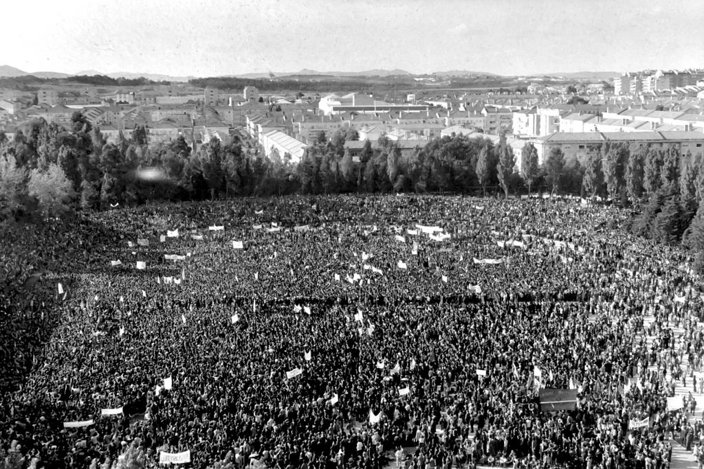 Les Portugais fêtent le 1er mai après le renversement de la dictature salazariste (1er mai 1974)