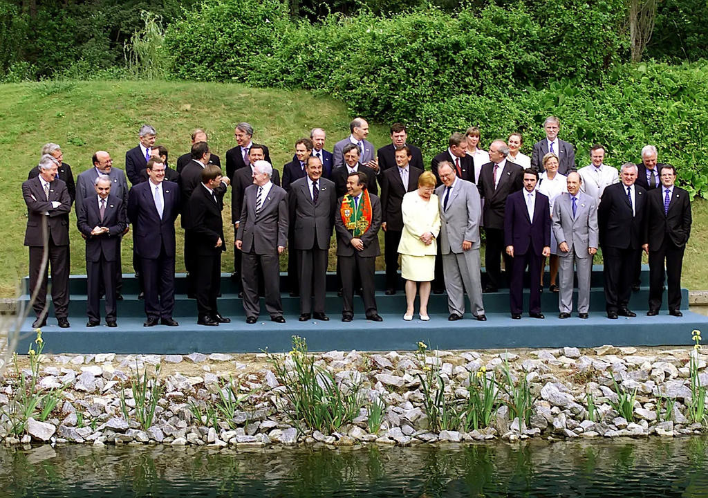 Group photo of the Santa Maria da Feira European Council (19 June 2000)