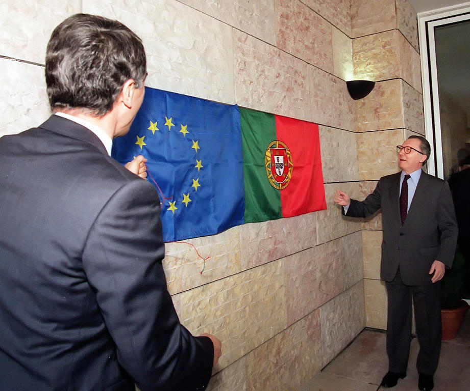 Aníbal Cavaco Silva et Jacques Delors lors de l'inauguration du Centre Jacques Delors (Lisbonne, 27 mars 1995)