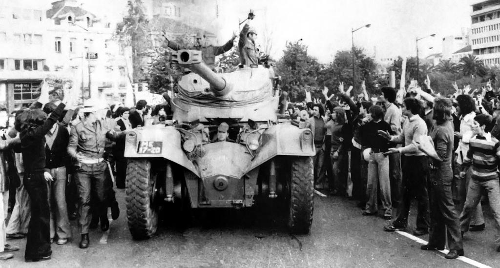 Les Lisboètes acclament les militaires portugais (Lisbonne, 25 avril 1974)