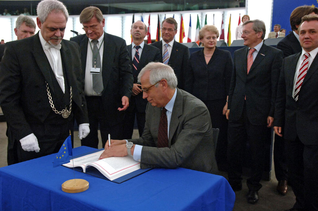 Josep Borrell Fontelles signs the agreement on the 2007–2013 financial perspective