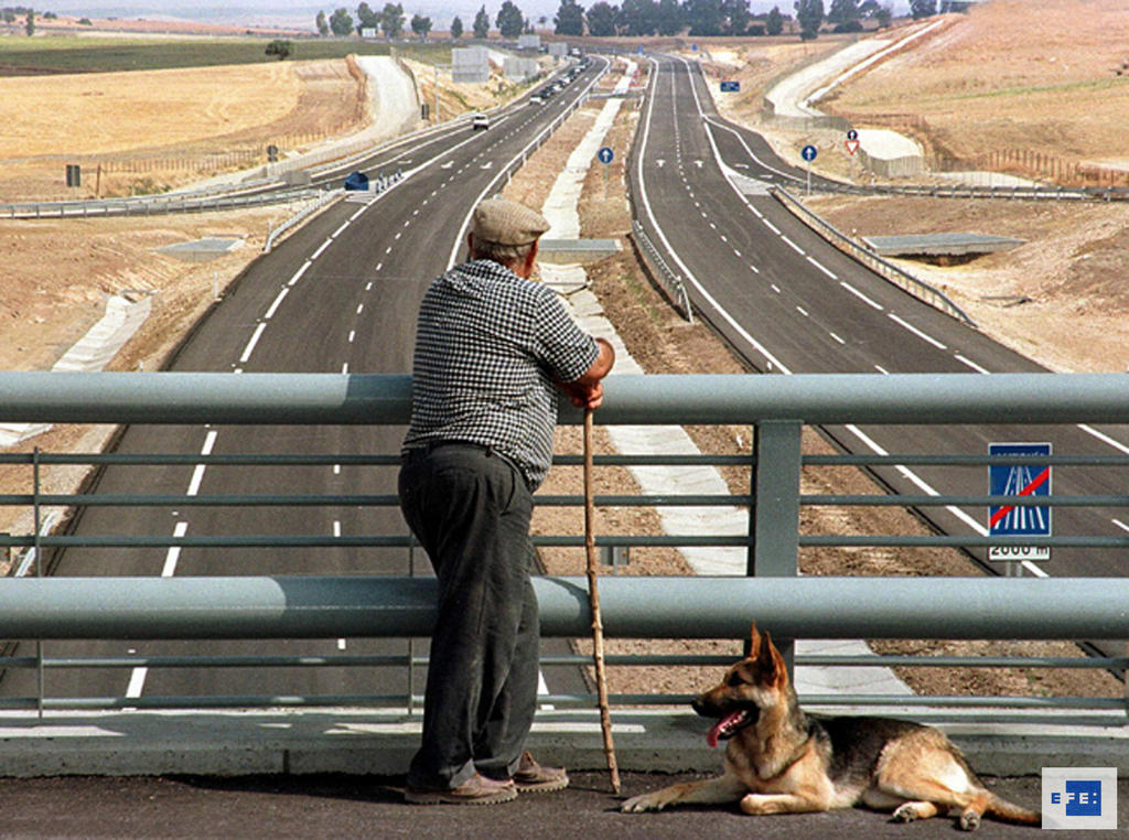 Vista de la autopista Jerez-Los Barrios, proyecto cofinanciado por la UE (Jerez, 5 de julio de 1999)