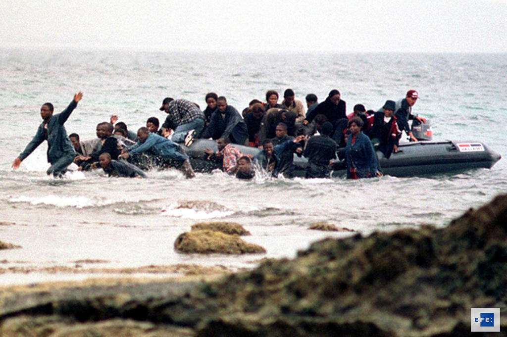 Small boat carrying African illegal immigrants (Algeciras, 13 August 2000)