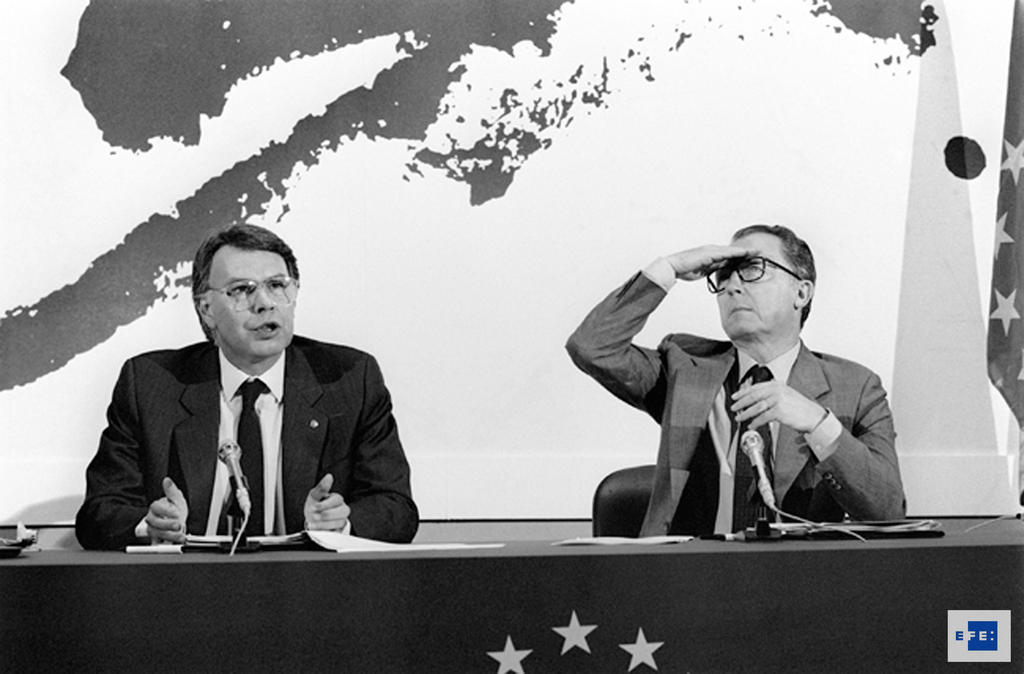 Conférence de presse à la fin de la première présidence espagnole du Conseil: Felipe González et Jacques Delors (Madrid, 27 juin 1989)