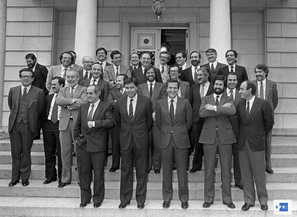Photo de famille prise à l'occasion de la clôture des négociations d'adhésion de l'Espagne aux CE (Madrid, 29 mars 1985)
