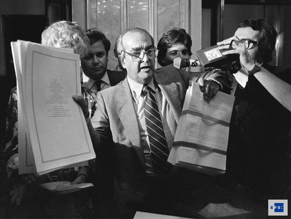 Fernando Morán montrant à la presse le traité d'adhésion de l'Espagne aux Communautés européennes (Madrid, 11 juin 1985)