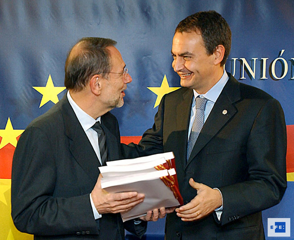 José Luis Rodríguez Zapatero entrega a Javier Solana las traducciones del Tratado Constitucional en vasco, catalán y gallego (Bruselas, 4 de noviembre de 2004)