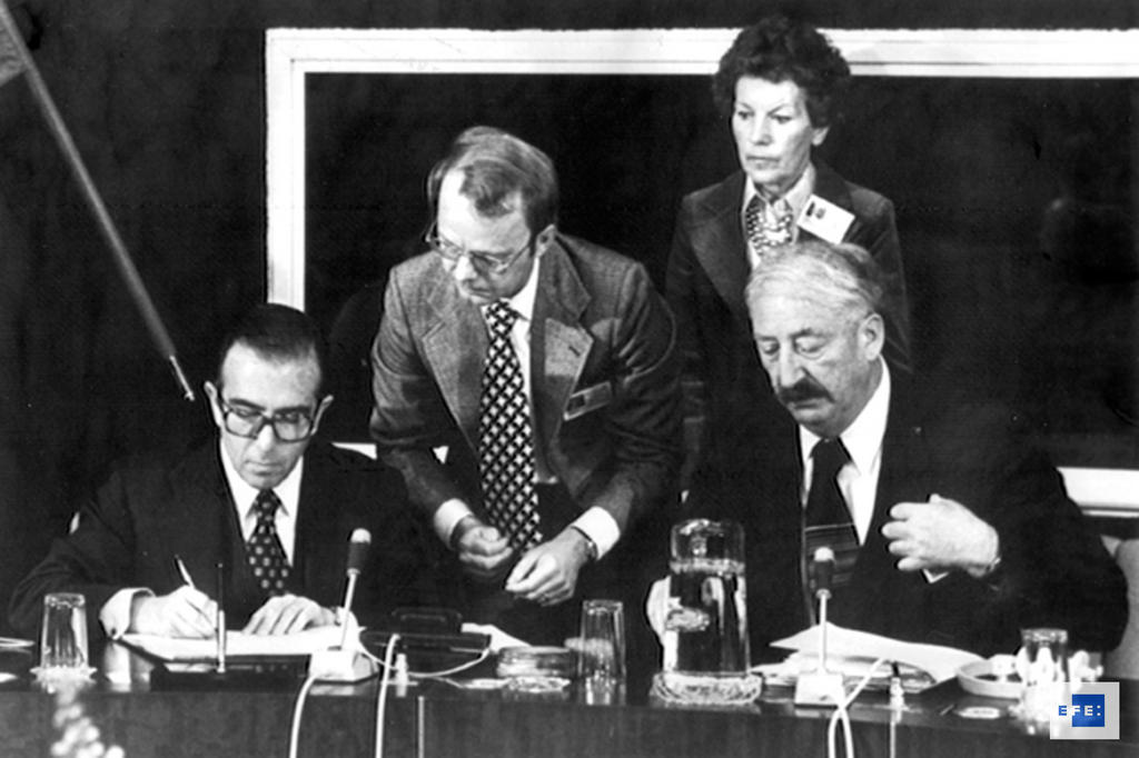 Marcelino Oreja et Georg Kahn-Ackermann à la signature de l'accord d'adhésion de l'Espagne au Conseil de l'Europe (Strasbourg, 24 novembre 1977)