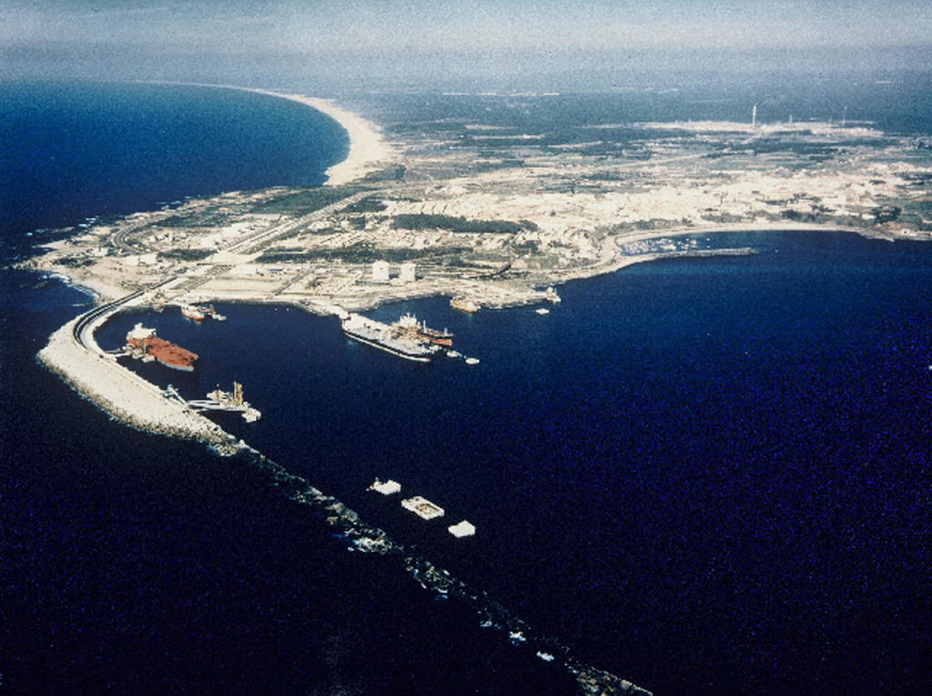 Example of aid granted by the European Regional Development Fund (ERDF): view of the Port of Sines before restoration (Portugal, 30 June 1989)