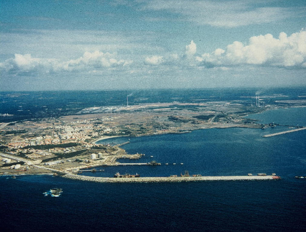 Example of aid granted by the European Regional Development Fund (ERDF): view of the Port of Sines after restoration (Portugal, 1993)