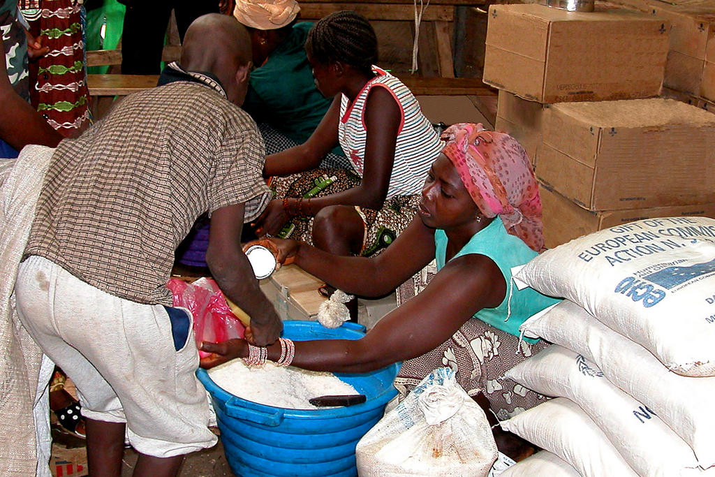 Distribution of food under the ECHO food aid programme (Guinea)