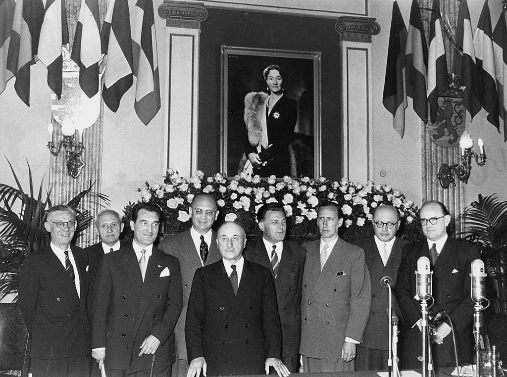 Photo de groupe lors de la séance d'inauguration de la Haute Autorité de la CECA (Luxembourg, 10 août 1952)