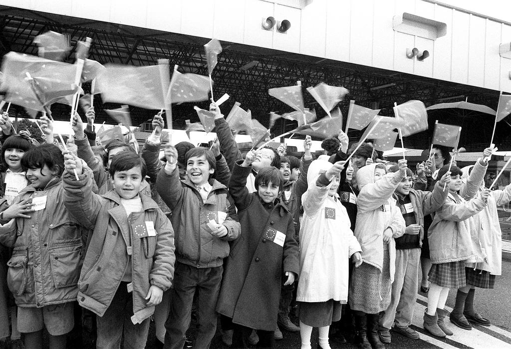 Children waving European flags to celebrate the removal of the border between Spain and Portugal (4 March 1988)