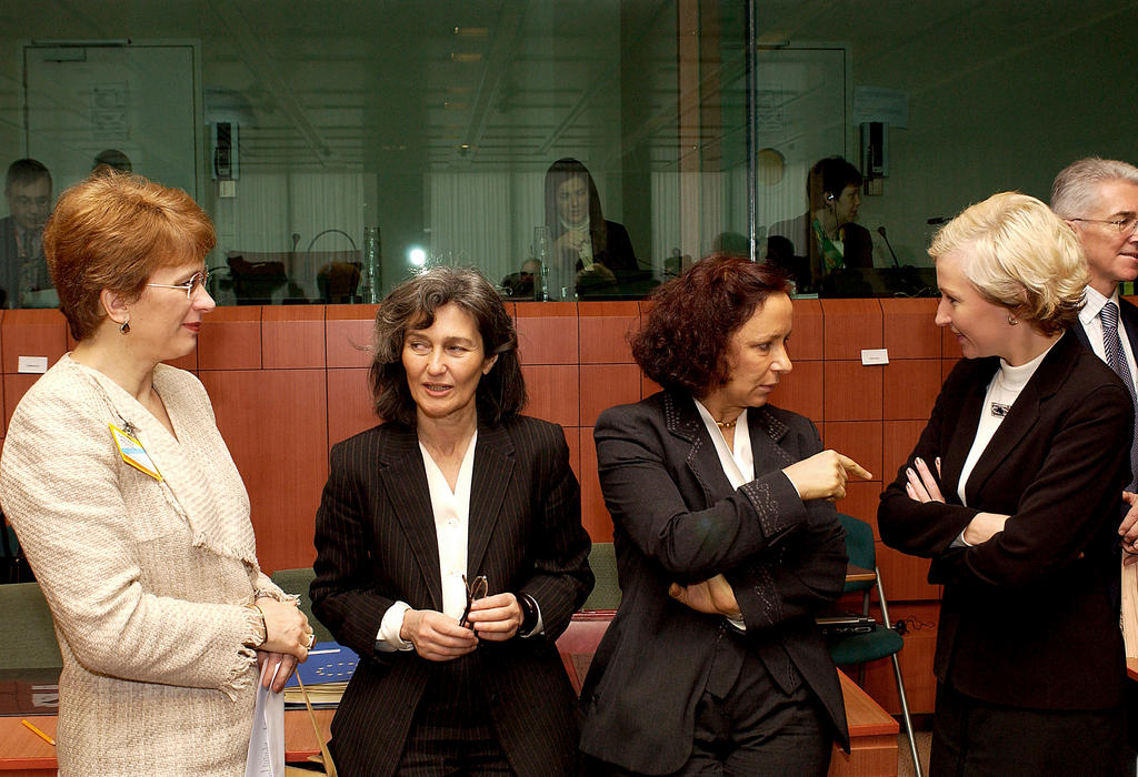 De Ministers van Buitenlandse Zaken Sandra Kalniete, Teresa Gouveia, Ana de Palacio en Kristiina Ojuland (23 februari 2004)