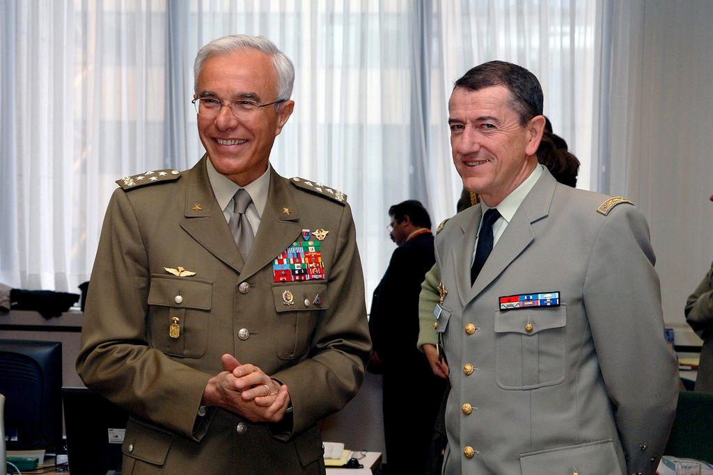 Général Rolando Mosca Moschini et Général Jean-Paul Perruche (Bruxelles, 23 mai 2005)