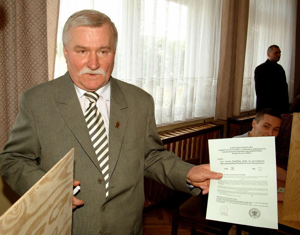 Lech Walesa durant le référendum sur l'adhésion de la Pologne à l'Union européenne (Gdansk, 8 juin 2003)