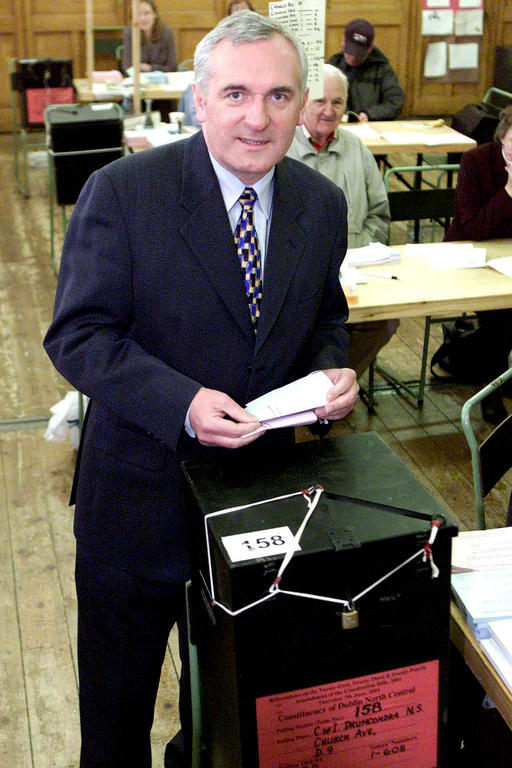 Bertie Ahern lors du référendum irlandais sur le traité de Nice (Drumcondra, 7 juin 2001)