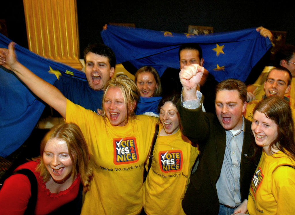 Victoire du "oui" au référendum irlandais sur le traité de Nice (Dublin, 20 octobre 2002)