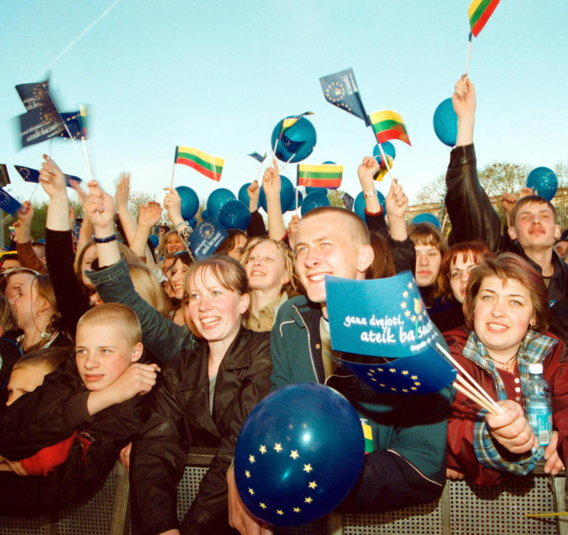 Célébrations à la veille du référendum sur l'adhésion de la Lituanie à l'Union européenne (Vilnius, 8 mai 2003)