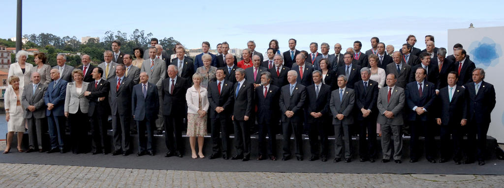 Group photo taken at the inaugural meeting of the Portuguese Presidency of the EU Council (Oporto, 2 July 2007)